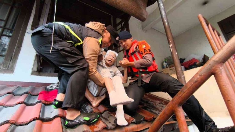 Bakti Pelopor untuk Kemanusiaan : Brimob Polda Metro Jaya Terjang Banjir 2 Meter Evakuasi Warga Bangka Jakarta Selatan